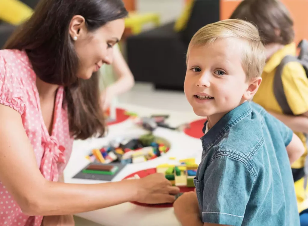 maestra guardería niño
