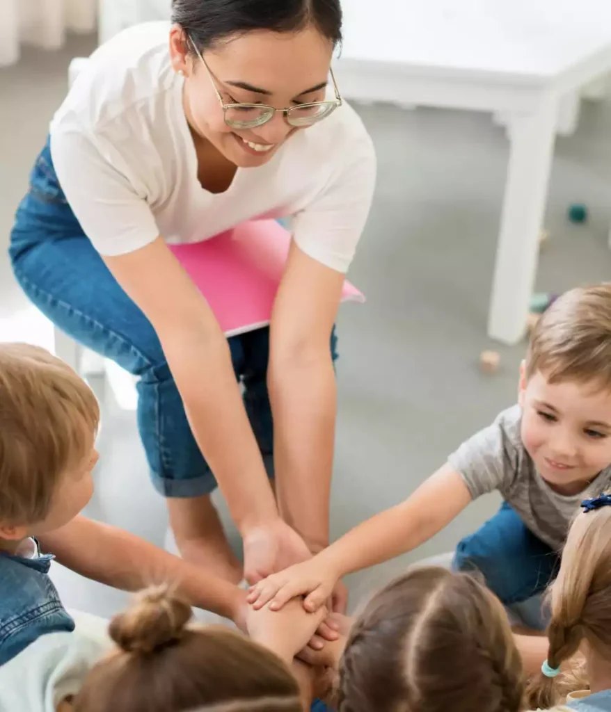 profesora con niños guardería